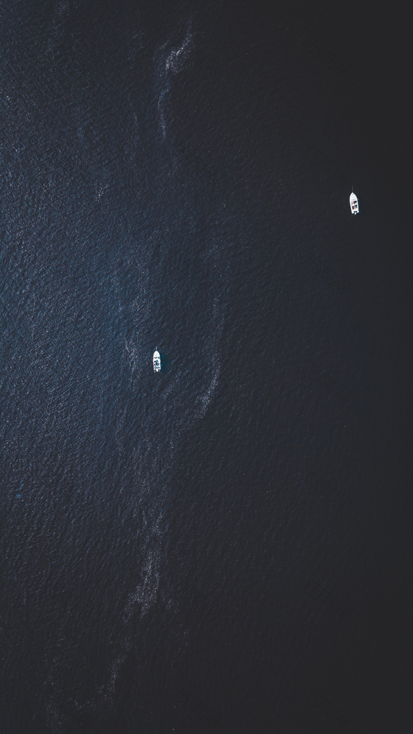 白天白水上两条白船的俯视摄影
