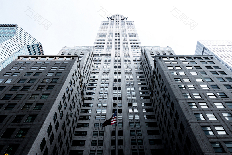 灰色混凝土高层建筑的低角度照片