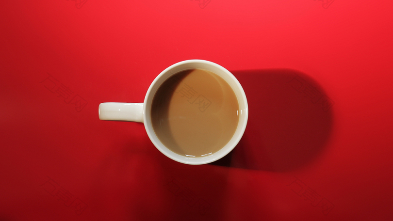 填充咖啡的白色陶瓷杯
