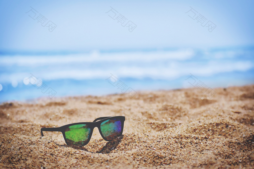 白天沙滩沙滩上的旅行者太阳镜