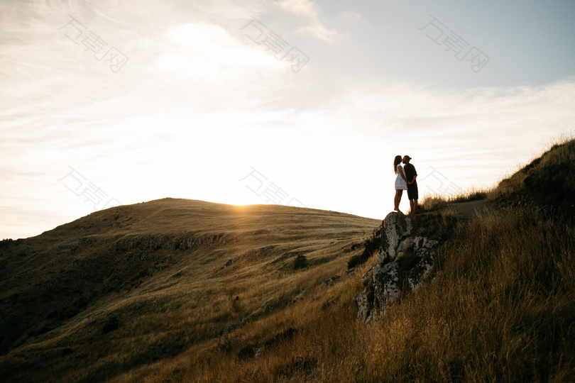 山顶上的情侣接吻
