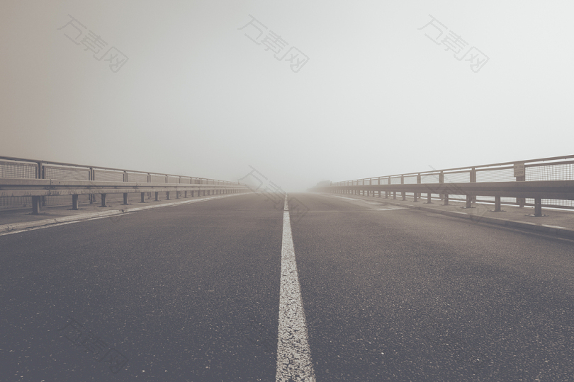 雾道路公路焦油中央预订景观交通巴伐利亚秋季路驾驶一辆车雾银行