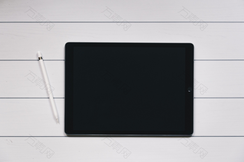 空间灰色iPad苹果带白色和黑色条纹背景