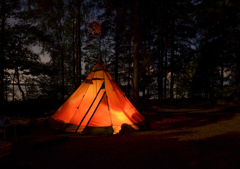 夜间森林露营帐篷