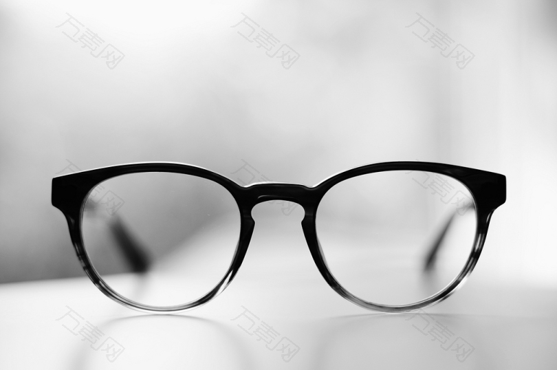黑色镜框眼镜
