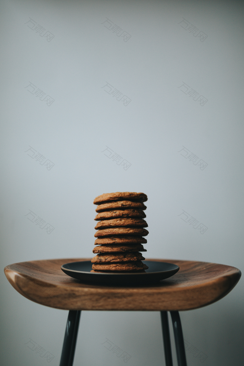 黑色陶瓷板上的棕色饼干