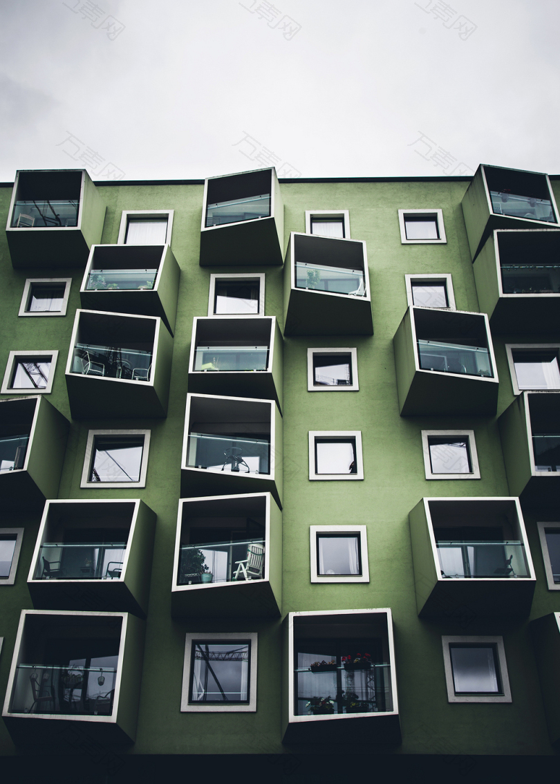 绿色混凝土建筑的低角度照片