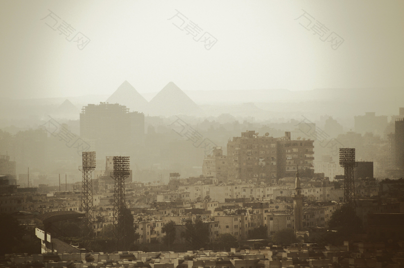 金字塔附近灰色建筑的空中照片
