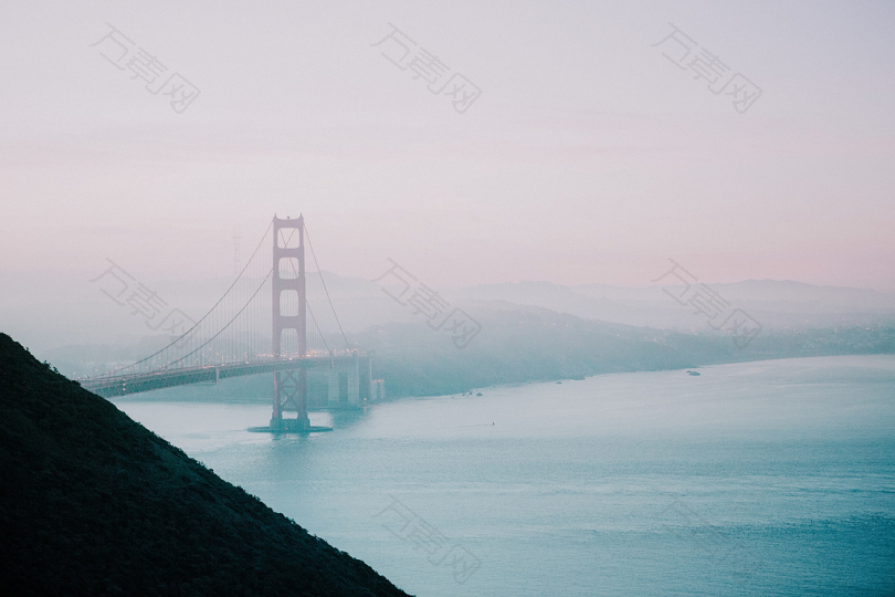 雾天红悬索桥