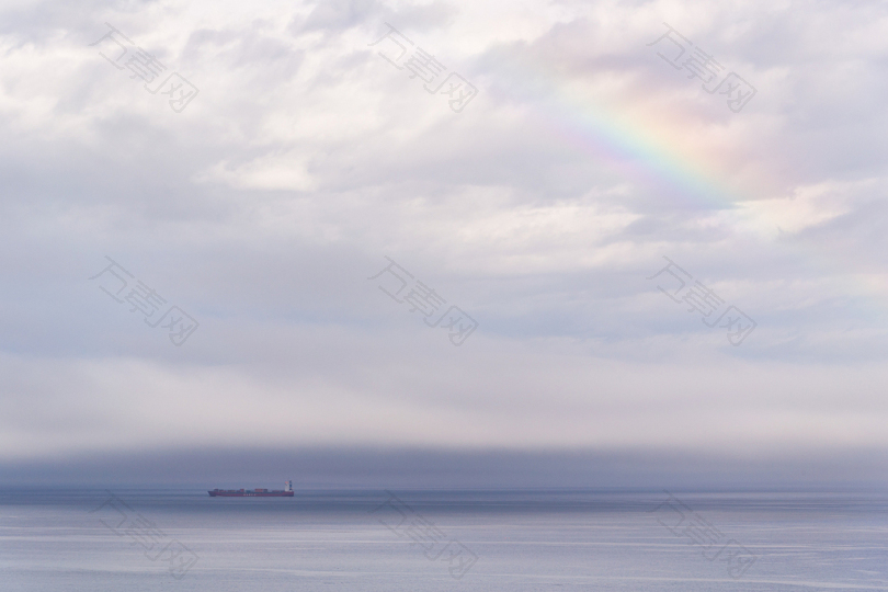 彩虹天空下的海洋船