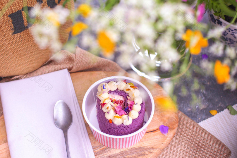 白色雪糕碗上的紫色和白色糖霜蛋糕