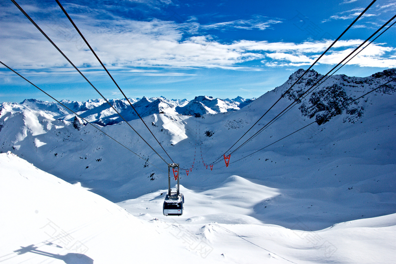 滑雪电梯椅子电梯高山滑雪场雪冬季运动索道滑雪板滑雪天空清澈缆车云白