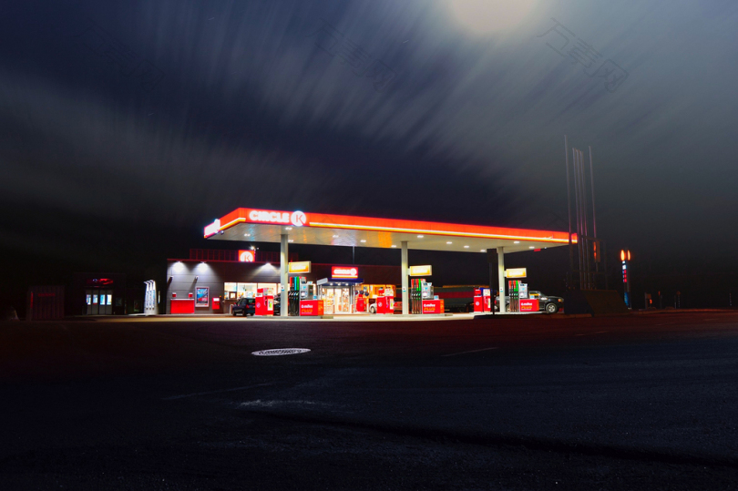 夜间道路环形加油站
