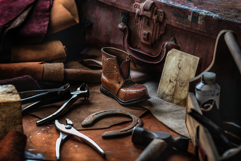 搭配非配对棕色工作靴的手工工具
