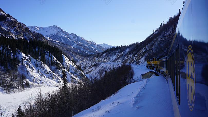 蓝黄机车穿越雪山