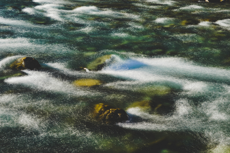 湖泊河流水石头岩石冰雪冬天冰冻纹理恩加丁阿尔卑斯瑞士流动蓝色