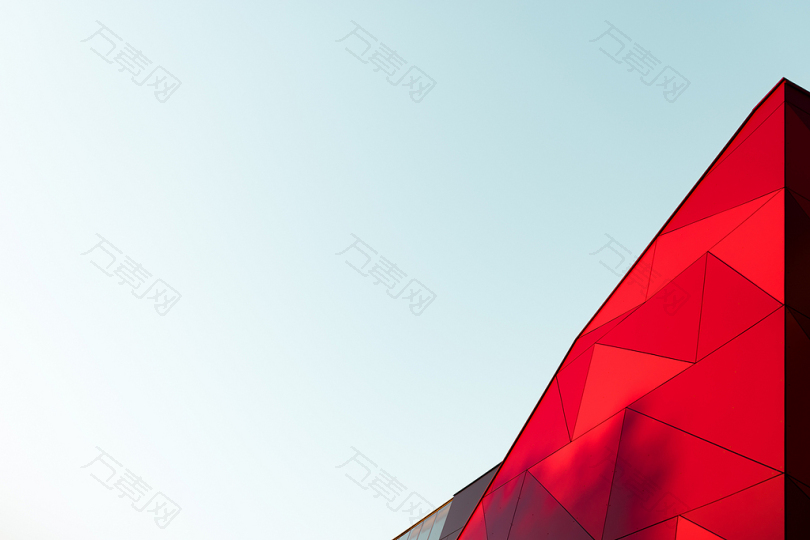 浅蓝色的天空一个明亮的红色三角形的楼顶