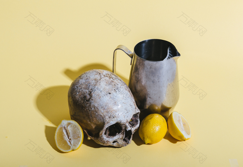 水壶旁的人类头骨和柠檬