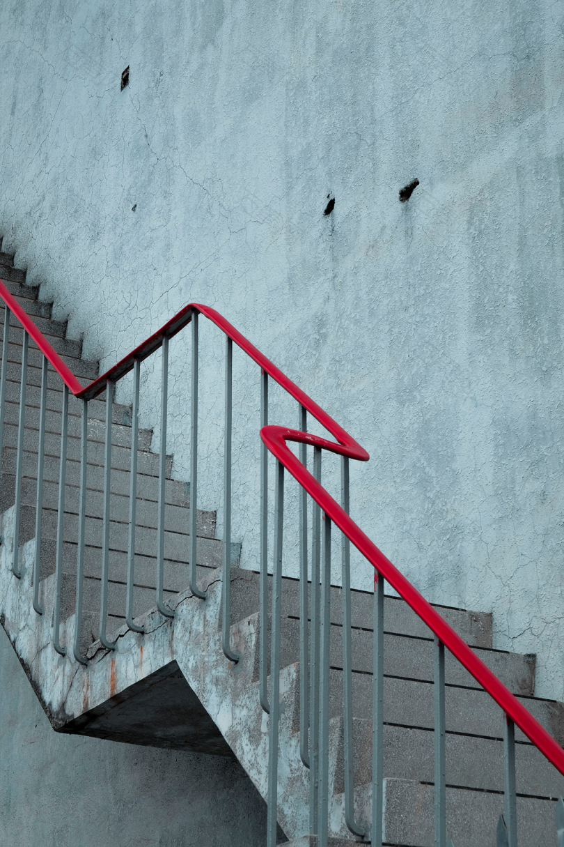 灰色和红色金属栏杆楼梯