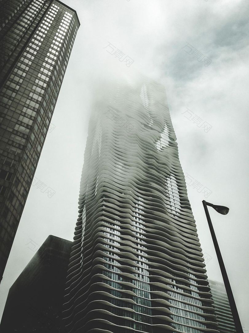 薄雾中的摩天大楼