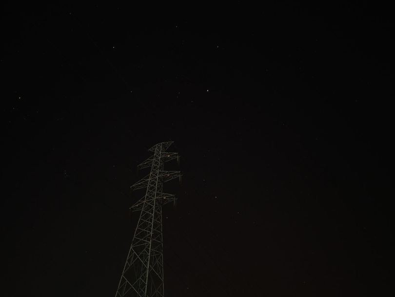 夜空下的高压塔