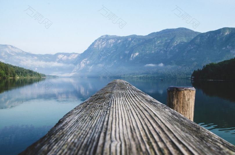 山湖水和木材
