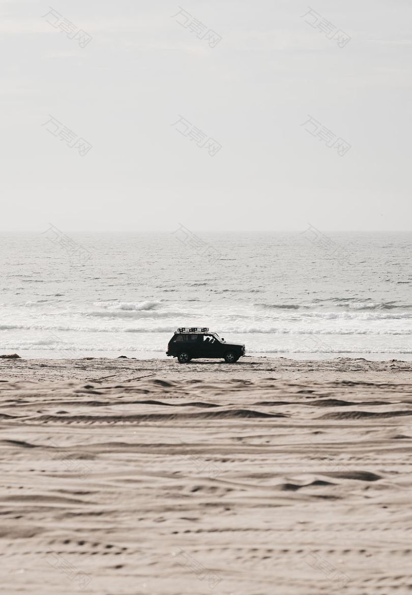 海滩上的越野车
