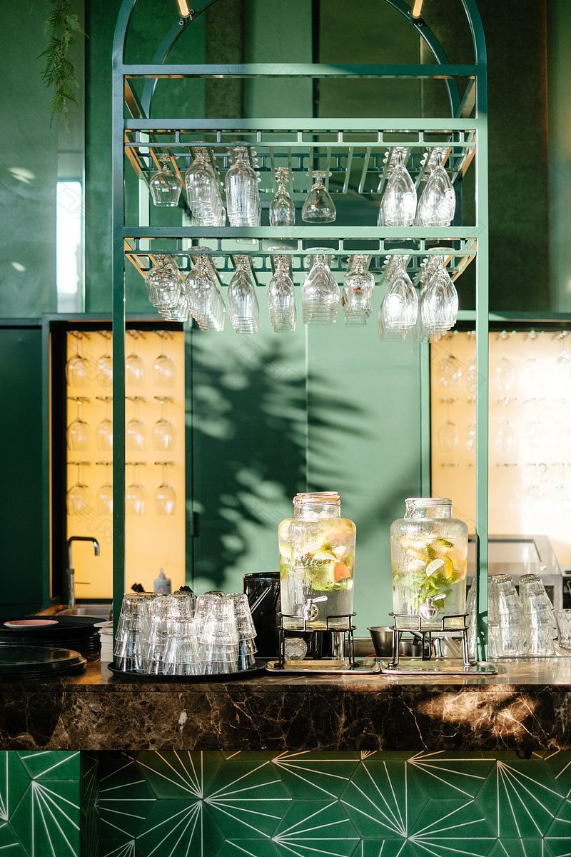 酒吧咖啡厅玻璃和水房