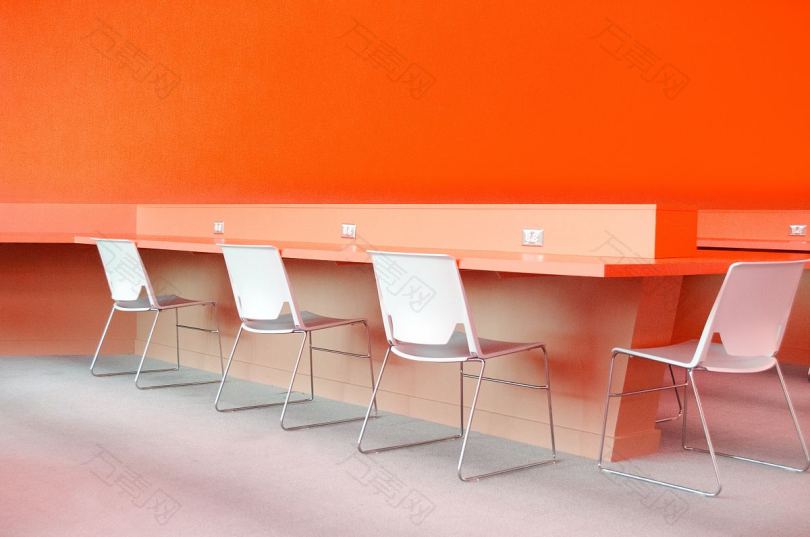 椅子桌子橙色和工作区高清