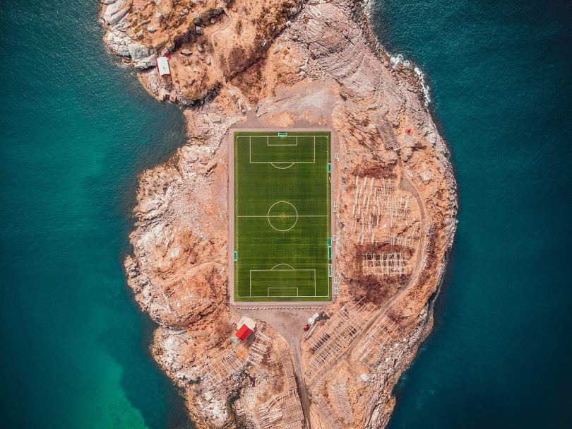 小岛鸟瞰足球和无人机视野高清