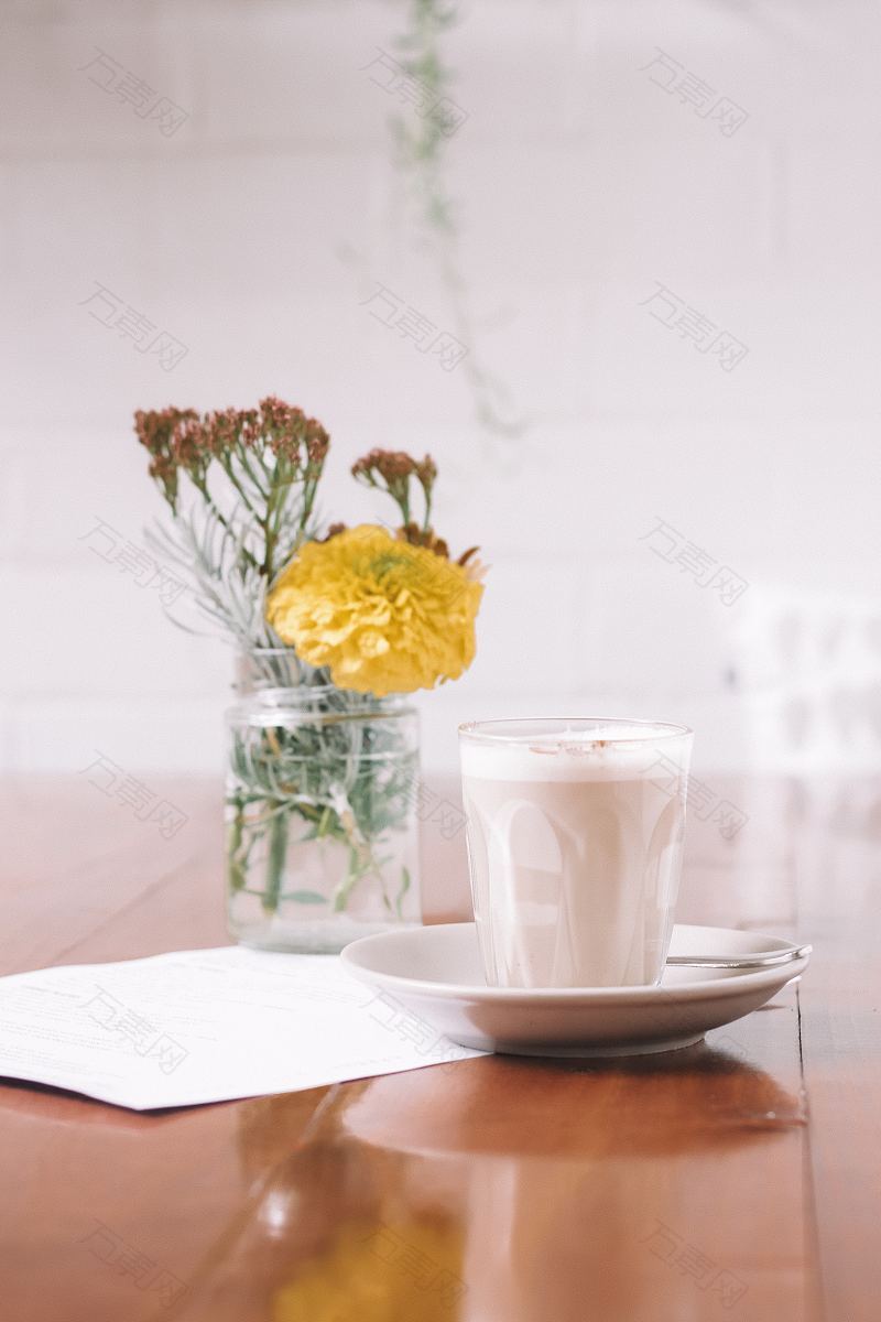 桌上牛奶和插花