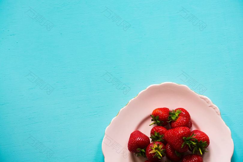 草莓桌面极简和墙纸高清