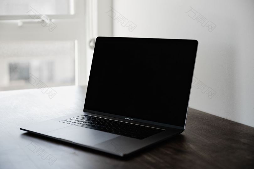 笔记本电脑黑色电脑和桌面高清