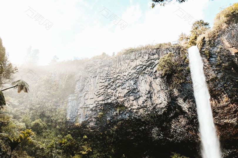 悬崖瀑布树木和旅行