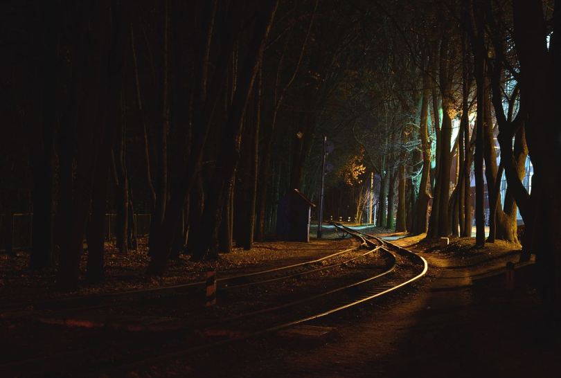林间的栏杆黑暗中的铁路