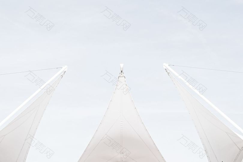 船帆建筑天空和旗帜