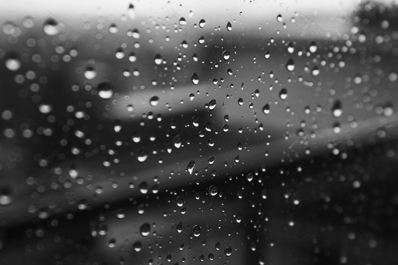 停在玻璃窗上的雨水