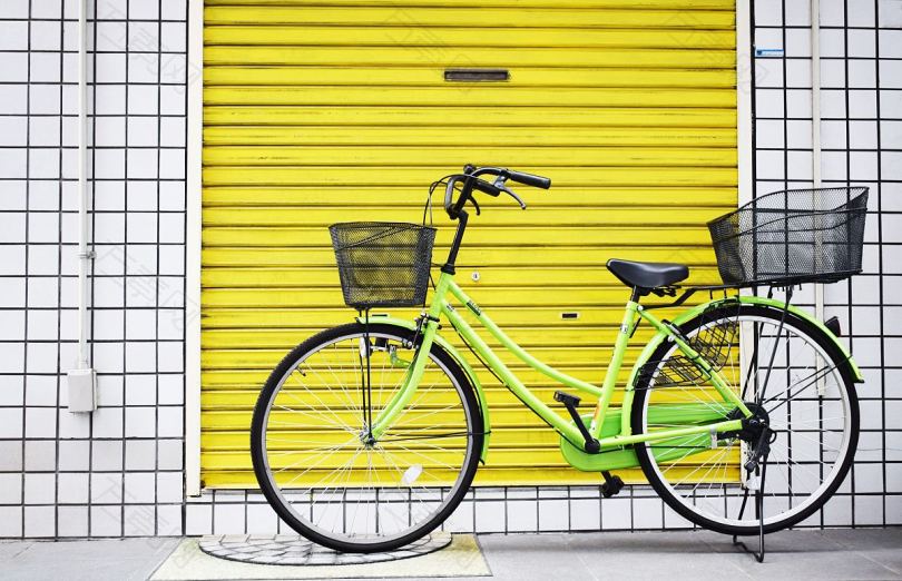 自行车日本黄色背景和城市高清