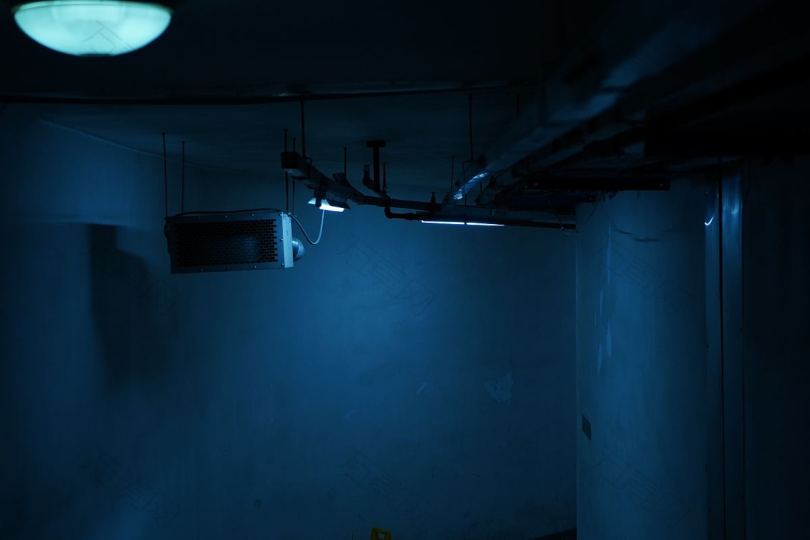 地下室蓝色
