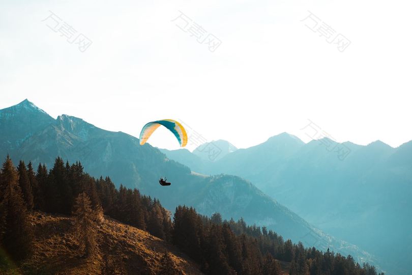 山地滑翔伞风筝放飞