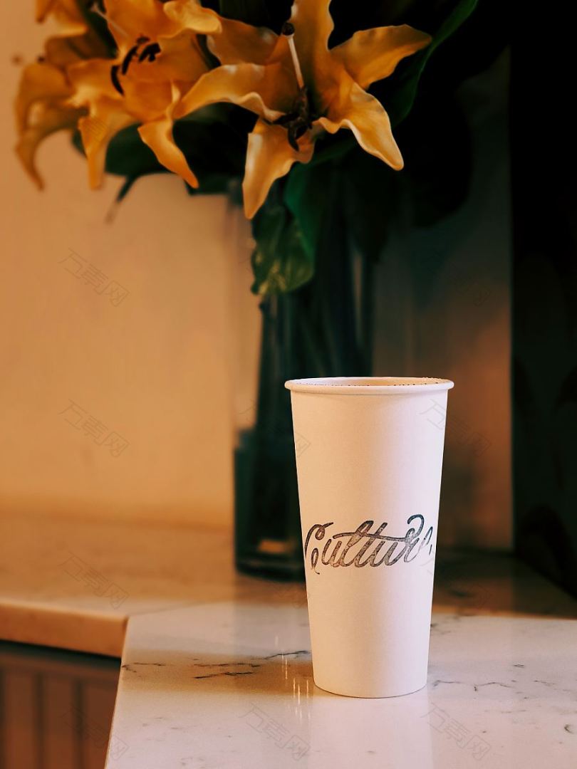 咖啡咖啡杯奶嘴杯和鲜花