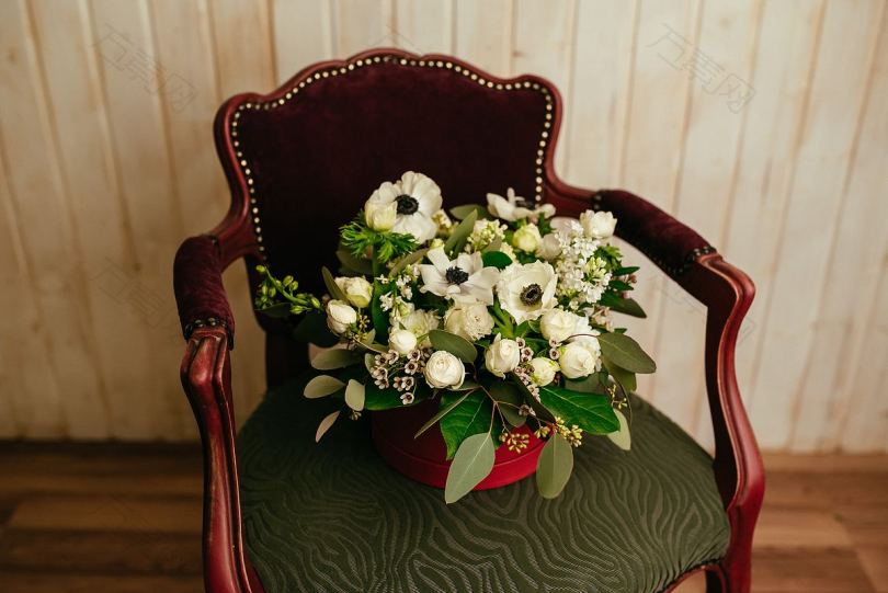 椅子花束鲜花和鲜花