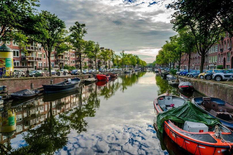 清晨沿着阿姆斯特丹的运河