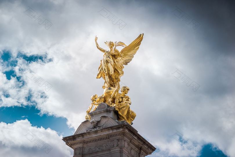雕像黄金维多利亚纪念馆和云房