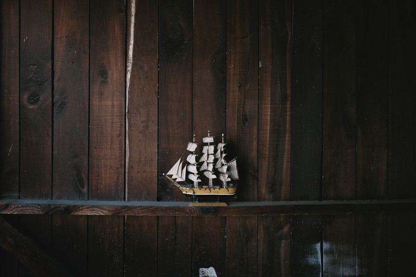 模型船人像及木墙房