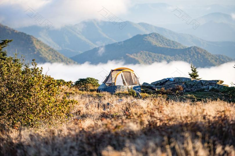 在山里野营