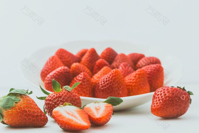 盘子里的红色草莓