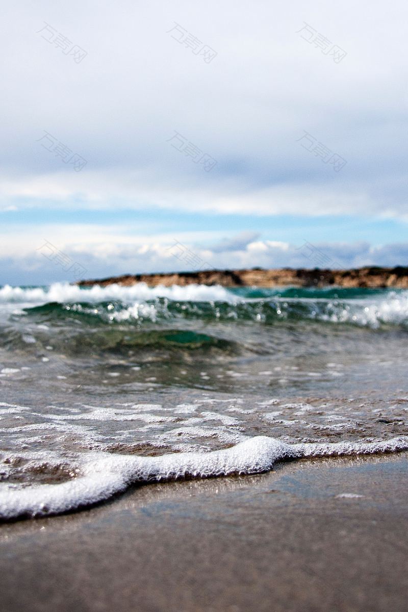 海浪冲向海滩海岸