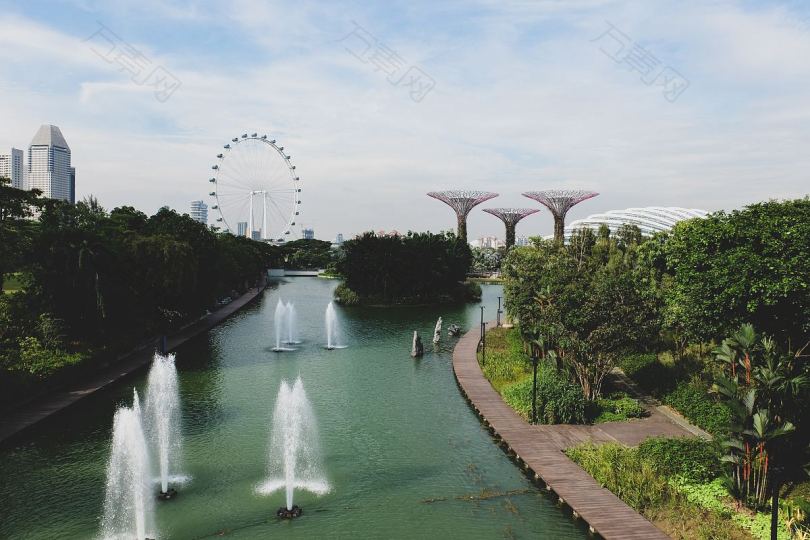 新加坡海湾旁的花园无人机景观和喷泉房