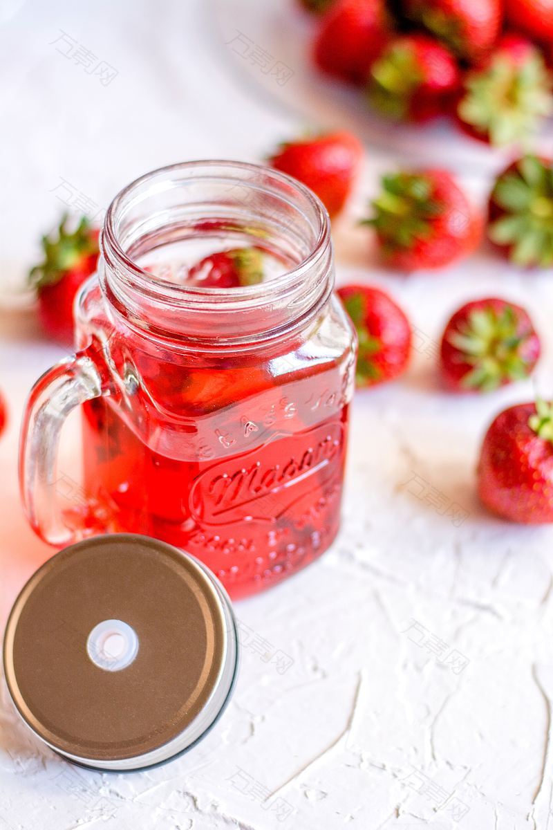 罐子草莓水果和桌子